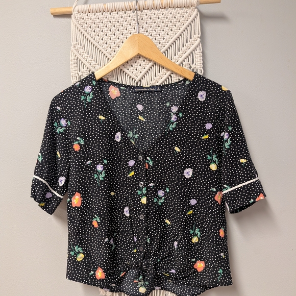 Bundle Of 2 Abercrombie And Zara Blouses Striped Blue Floral Black Satin V Neck - Picture 2 of 9